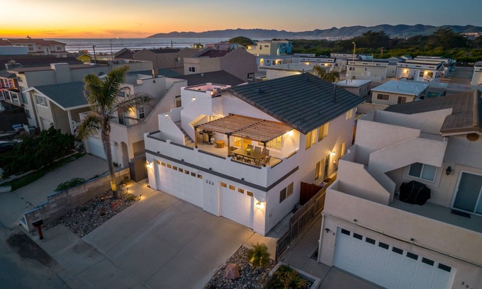 Oceano House | Steps Away From Pismo Beach with Poker/Foosball Table/EV Charger/BBQ grill