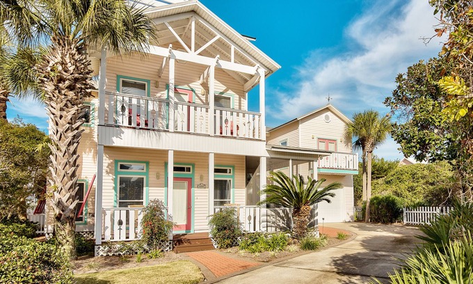 Crystal Shores House | STEPS FROM BEACH - PRIVATE RETREAT - SCREENED PORCH