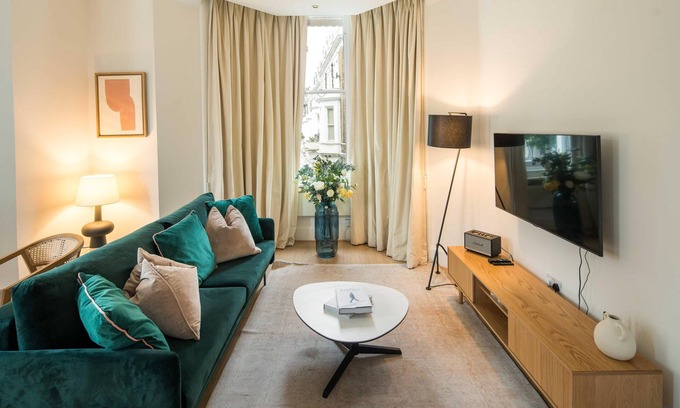 Westminster House | Steps from Buckingham Palace, Victoria & St James’s Park