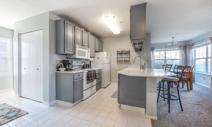 Hood River Condo | Steps From Downtown, Lodge Condo, A/C, Roomy & Comfy