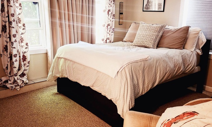 Buzzards Bay Apartment | Steps from Marina, beach, restaurants!