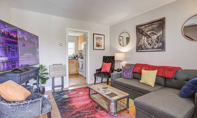 Old Town West House | Steps from Metro, Shops & Restaurants | Free parking | Full kitchen Washer/dryer