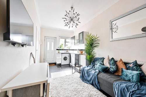 Barnhill Apartment | Steps from stadium with parking & fantastic transport Links!