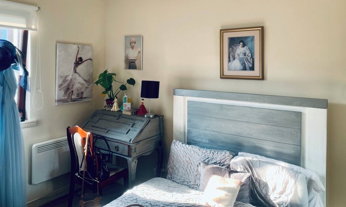 Portobello Apartment | Steps from the sea in Portobello! Take bus outside straight to Princes Street!