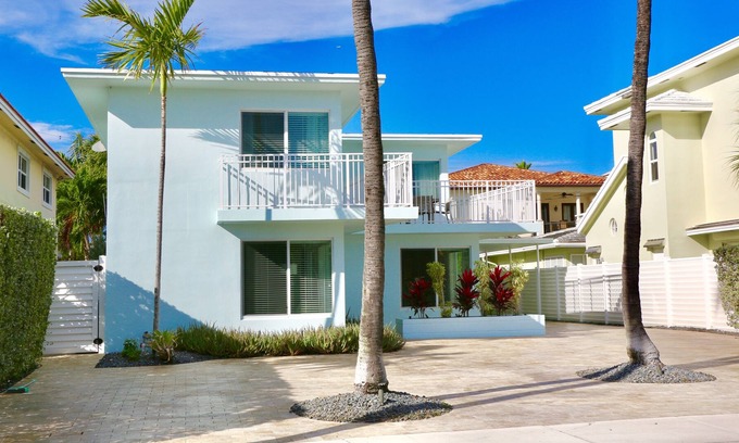Birch Park Finger Streets House | Steps from the sand!