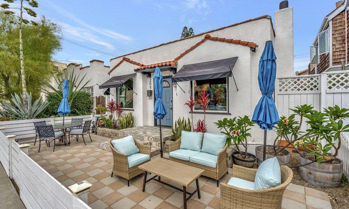 Belmont Shore House | Steps to 2nd Street Dining and Shopping, Entire House In Belmont Shore
