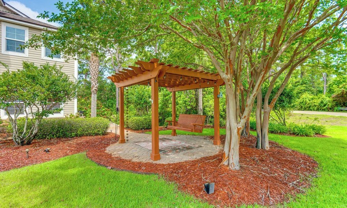 Navarre House | Steps to Bay: Tranquil Navarre Retreat w/Balcony