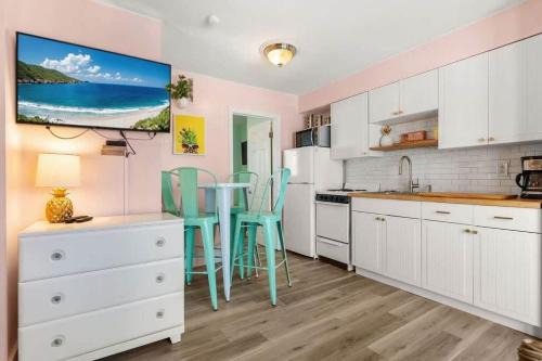 Hampton House | Steps to Beach and Boardwalk Pineapple Retreat