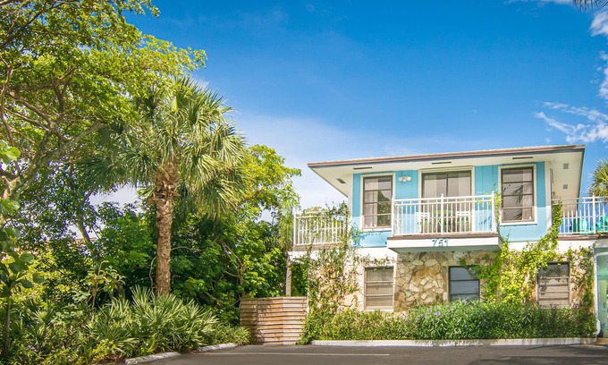 Juno Beach House | Steps to Beach. Hidden Gem. Boutique Bungalow Chic.