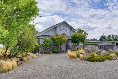 Oak Harbor House | Steps to Beach Home with Hot Tub in Oak Harbor!
