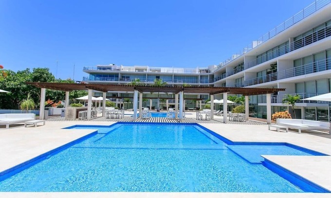 Downtown Condo | Steps to Beach | Pools | Gym | Walk to 5th Avenue