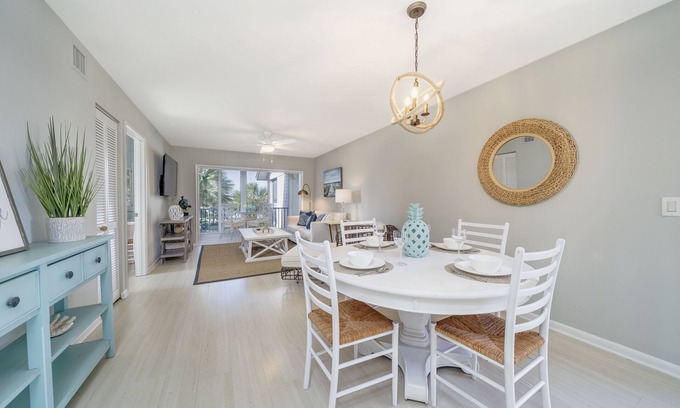 Stuart Condo | Steps to beach! Tennis Villas Penthouse condo with pool and pickleball.