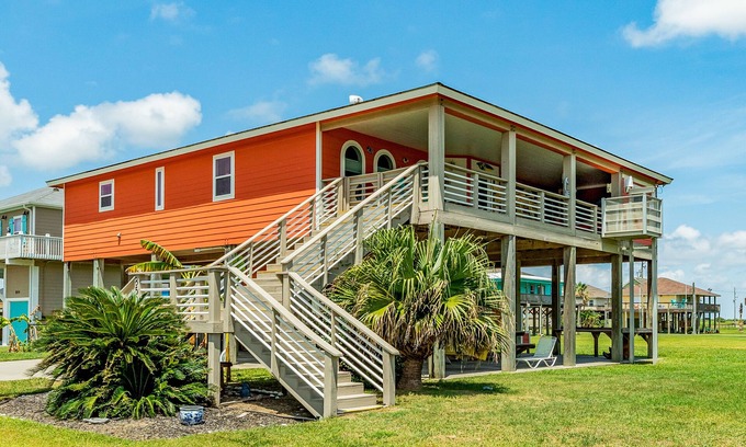 Crystal Beach House | Steps to Beach | Tropical Theme | Pet Paradise