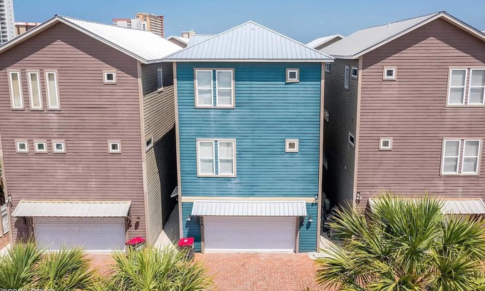 Crescent Beach House | 🌊Steps to Community Pool-Pet Friendly-350yds to Beach-4BR Blue Lagoon🌊