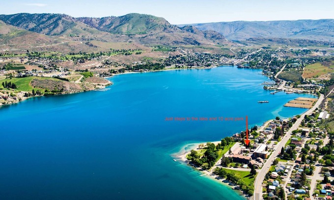 Chelan Condo | Steps to Lakefront Park. Close to Town, Waterslides, Wineries, and Golf Courses.