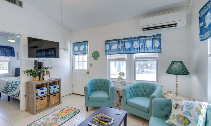 Indian Rocks Beach Cottage | Steps to Seawall: Cozy Indian Rocks Beach Cottage