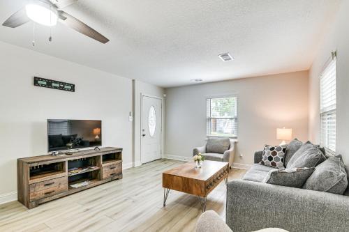 San Jacinto House | Steps to Seawall Fenced Family Home in Galveston!