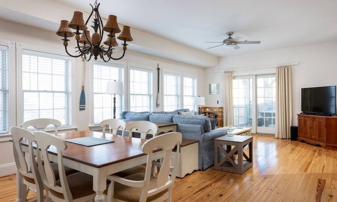 Kill Devil Hills Condo | Steps to the Beach - Spacious Condo with Amenities
