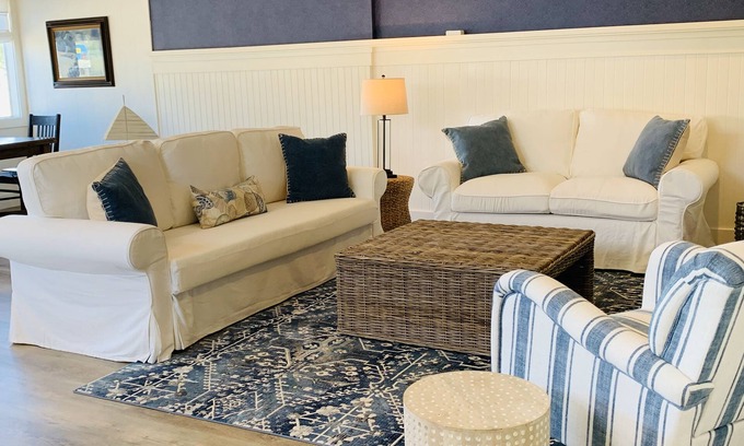 Ocean Park House | Steps to the beach and town - TRUE BLUE ! 🌊