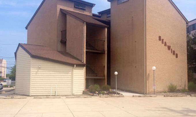 Southend Condo | Steps to the beach - - minutes to the Casinos!