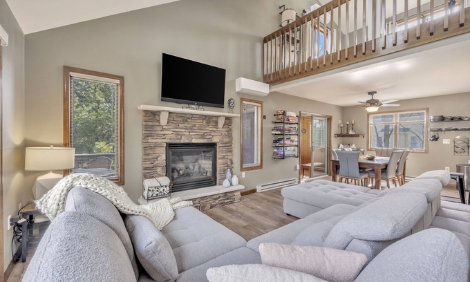 Albrightsville House | Steps to the Lake: 4 BDR, HotTub, GameRoom, Deck, Lake, Pool, Marina, Skiing
