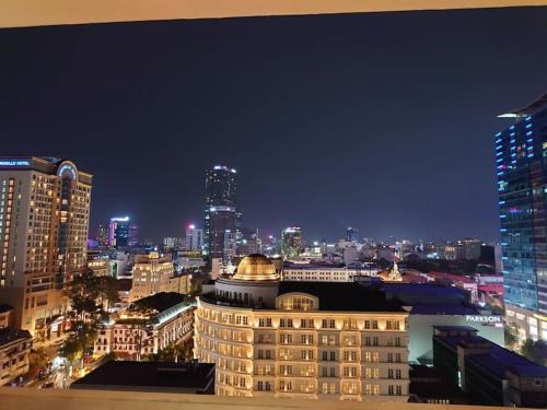 Little Japan Apartment | Steps to Vincom/Casino/D1/pool/gym/Netflix/3Beds