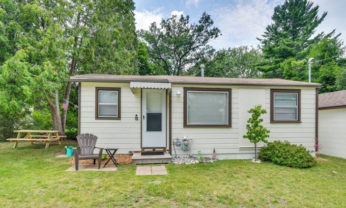 Houghton Lake Apartment | Steps to Water: Houghton Lake Cottage!
