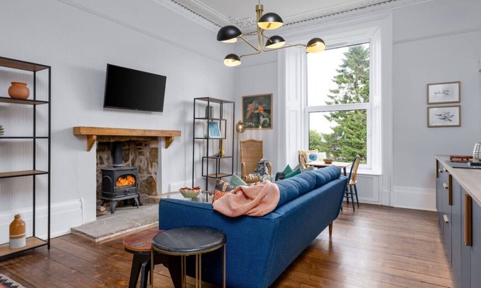 Stirling Apartment | Stirling Retreat - Quirky Décor, Fireplace & Charm