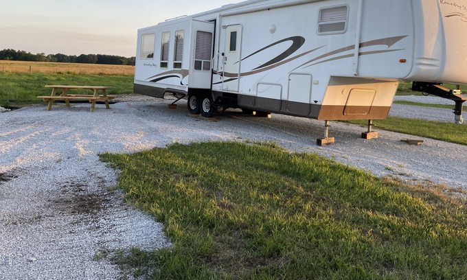Clinton House | Stocked 4 seasons 5th wheel near Truman Lake in beautiful new campground