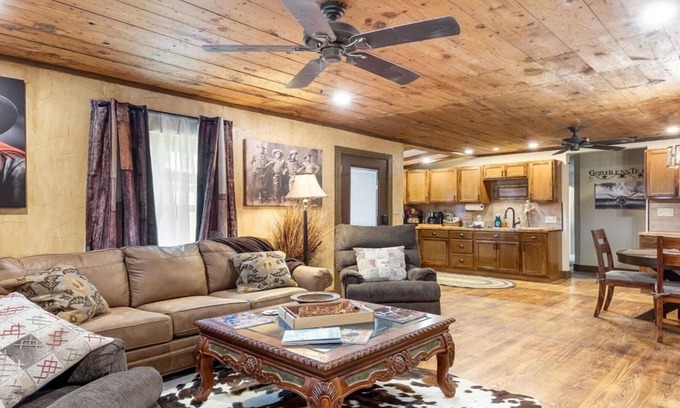 Fort Worth House | Stockyards Cowboy Lodge - 1/8 mi to Stockyards-Sleeps up to10-add 11 next door!