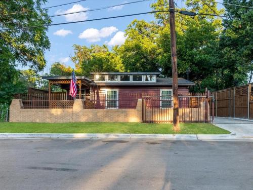 Fort Worth House | Stockyards Longhorn House, TCU close by