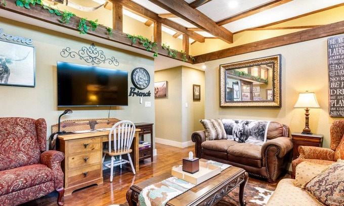 Fort Worth House | Stockyards Longhorn House, 1/8 mi to Stockyards-Sleeps up to 11-add 10 next door