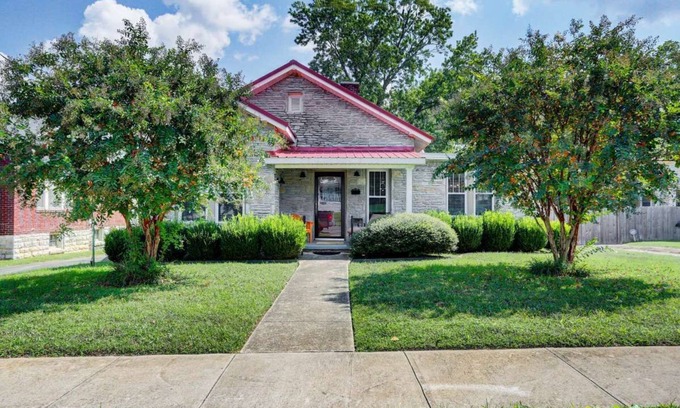 Fayetteville House | Stone Cottage near the downtown square of Fayetteville TN