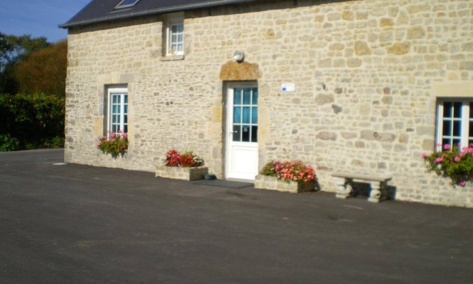 Sainte-Marie-du-Mont Cottage | Stone house 1 km from Utah Beach, Wifi, pets allowed