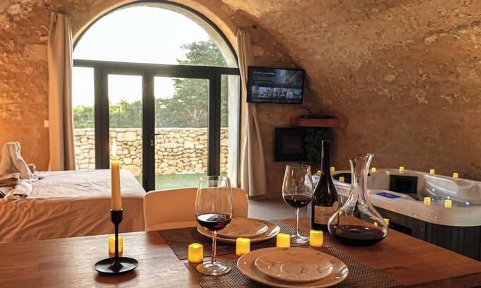 Reillanne Apartment | Stone Loft | Domaine Paradis