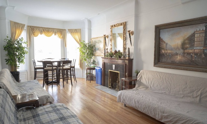 Lake View East Apartment | Stone Mansion Sleeps 10-20 Free Parking Near Lake, Red Line and Wrigley
