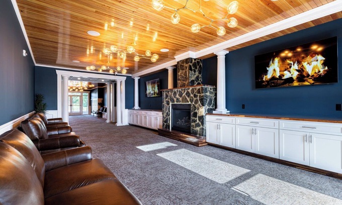 Ellsworth Apartment | Stone Park