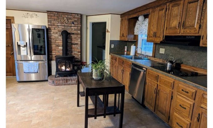 Hillsboro House | Stone Pond Farm sleeps 9, peaceful, family friendly, quaint country farmhouse.