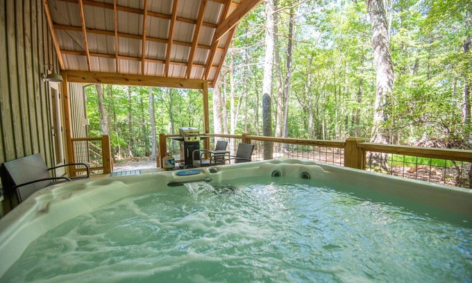 Fleetwood Cottage | Stone's Throw Bungalow Too - Hot Tub - Fireplace - New River & Lake Access