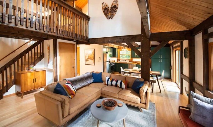 Tyringham House | Stonebridge Cabin: Modern Amenities, Enjoy Nature!
