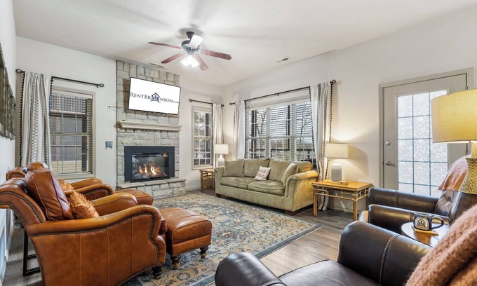 Branson West House | Stonebridge Townhouse near SDC w Free Tickets-Screened In Porch-OnSite Golf Course
