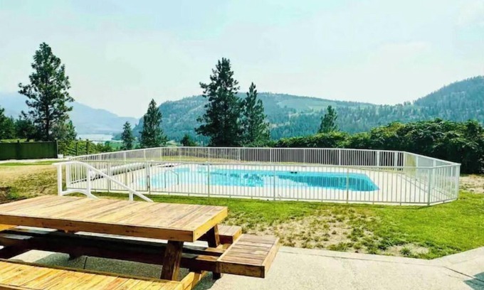 Okanagan-Similkameen House | StoneRidge vineyard, view + pool