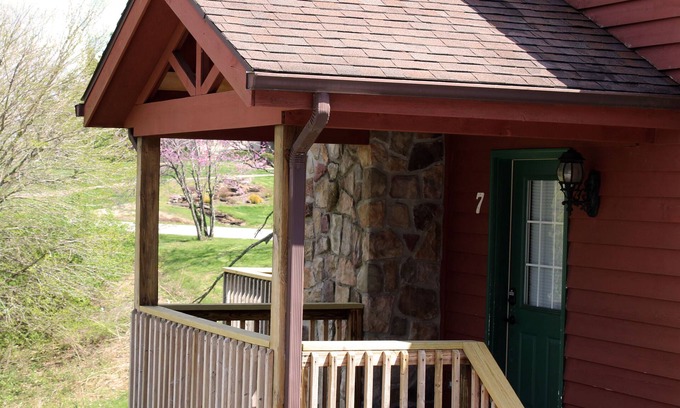 Makanda Cabin | Stones Throw from Giant City Park, Wineries, Hiking, Biking, Hunting and more.