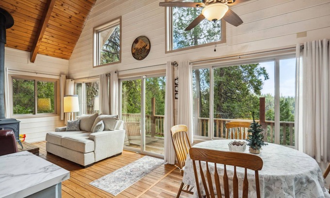 Croft Cabin | Storybook Cabin 3-bedroom cabin in tranquil Pioneer - Near Kirkwood & Snow!