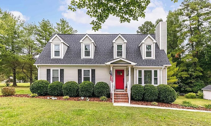 Tuckahoe House | Storybook Cape Cod Cottage - Family & Pet Friendly