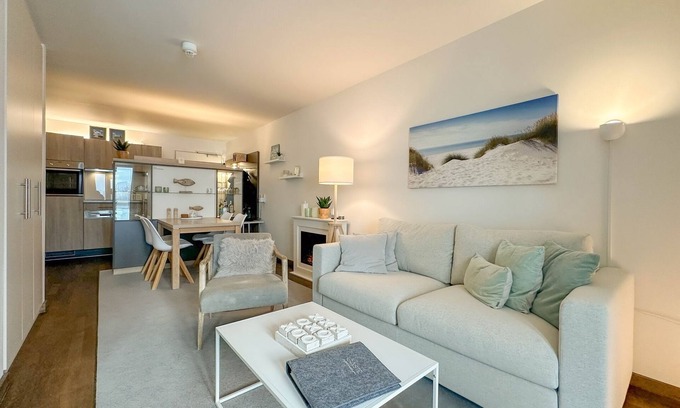 Wremen Apartment | Strandnahe Ferienwohnung mit Sauna, Sonnigem Balkon und Wunderschönem Landblick