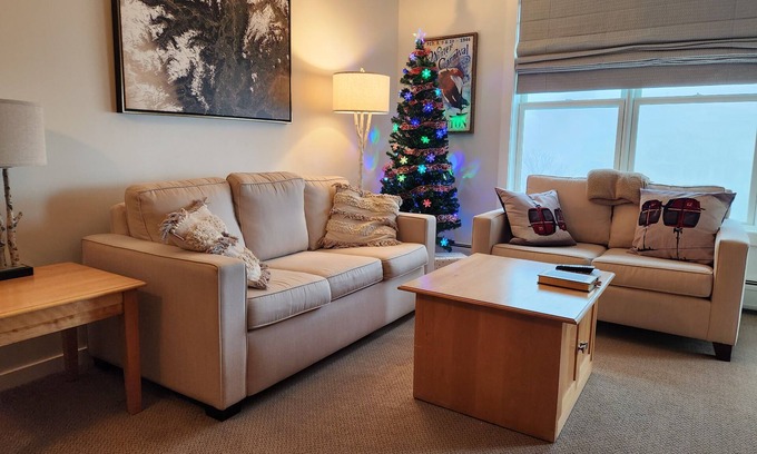 Stratton Mountain Condo | Stratton Long Trail 5 Star Condo only Steps to the Lifts & Village