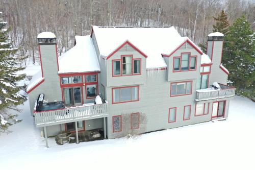 Stratton Mountain Apartment | Stratton Mountain Condo with a Hot Tub! Sleeps 12!