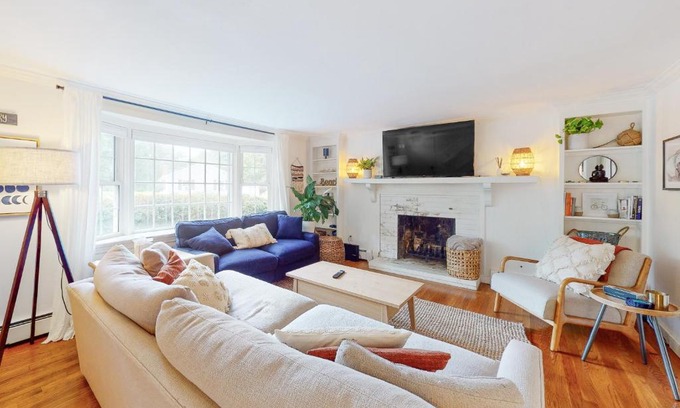 Hyannis House | Strawberry Hill Haven