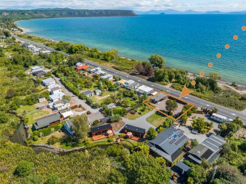 Waitahanui House | Streamside Fisherman's Cabin - Waitahanui, Taupo